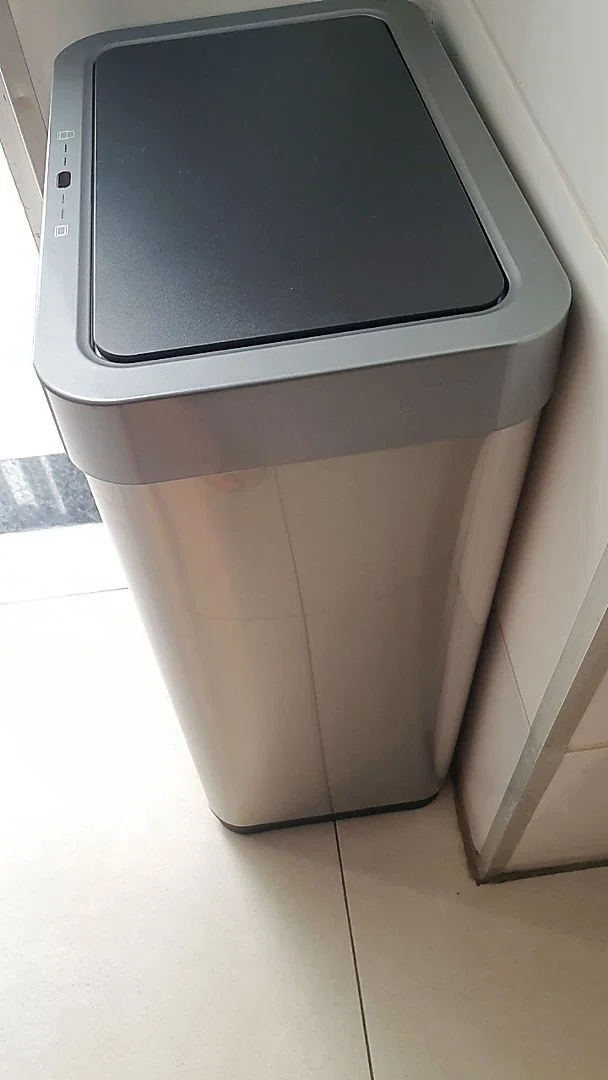 Foto de avaliação de Roberto A. da lixeira automática